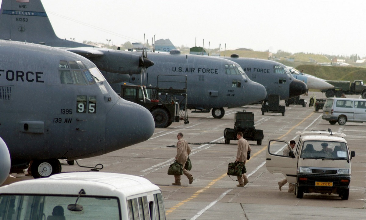 «Қарши—Хонобод» базасидаги C-130 ҳарбий-транспорт самолётлари (архив сурати).