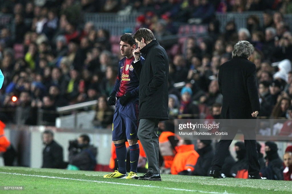 Tito Vilanova jamoaning asosiy futbolchisi Lionel Messi bilan suhbatlashmoqda.