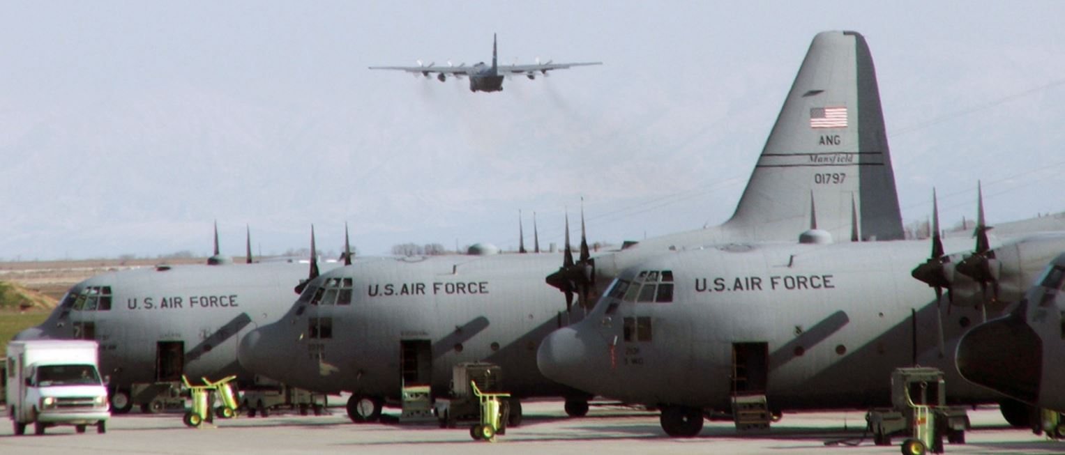 C-130 ҳарбий-транспорт самолёти «Қарши—Хонобод» авиабазасидан учиб кетмоқда.