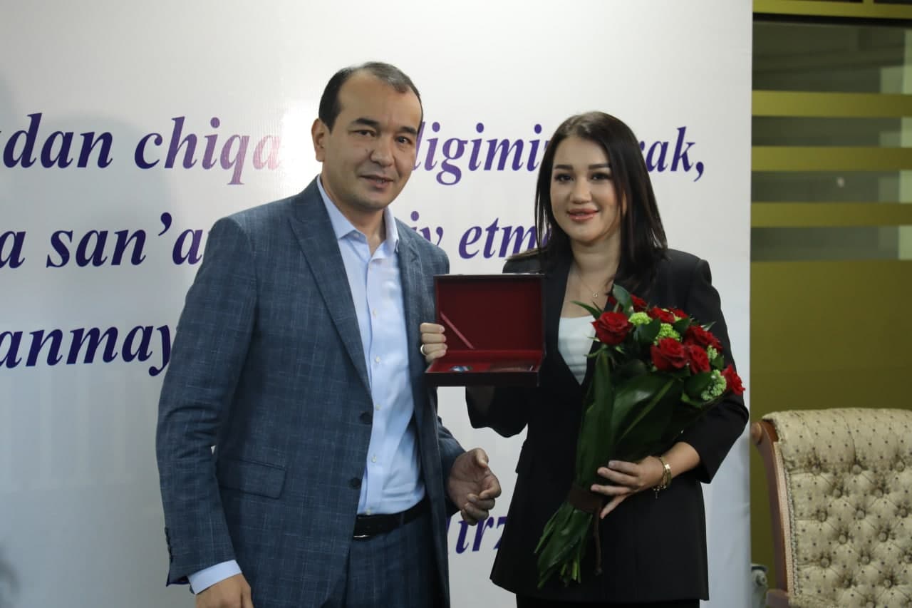 “O‘zbekkonsert” davlat muassasasi xonandasi Go‘zal Jumaniyozova (Dilso‘z)ga “Shuhrat” medali topshirildi.