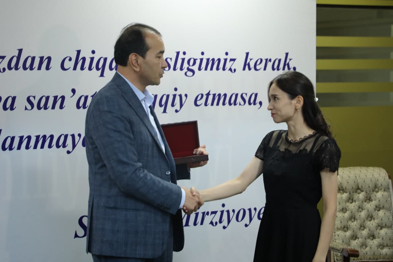O‘zbekistonda xizmat ko‘rsatgan artist Dilnura Qodirjonova uchun “Mehnat shuhrati” ordeni qizi Diyora Tojiboyevaga topshirildi.