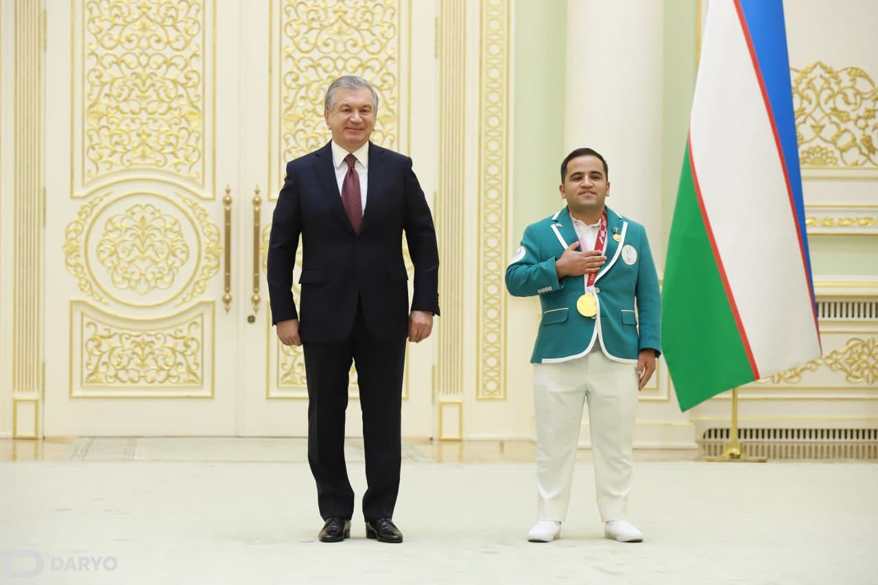 Shavkat Mirziyoyev yadro uloqtirish bo‘yicha Paralimpiada rekordini yangilab, oltin medalni qo‘lga kiritgan Boburjon Omonov bilan