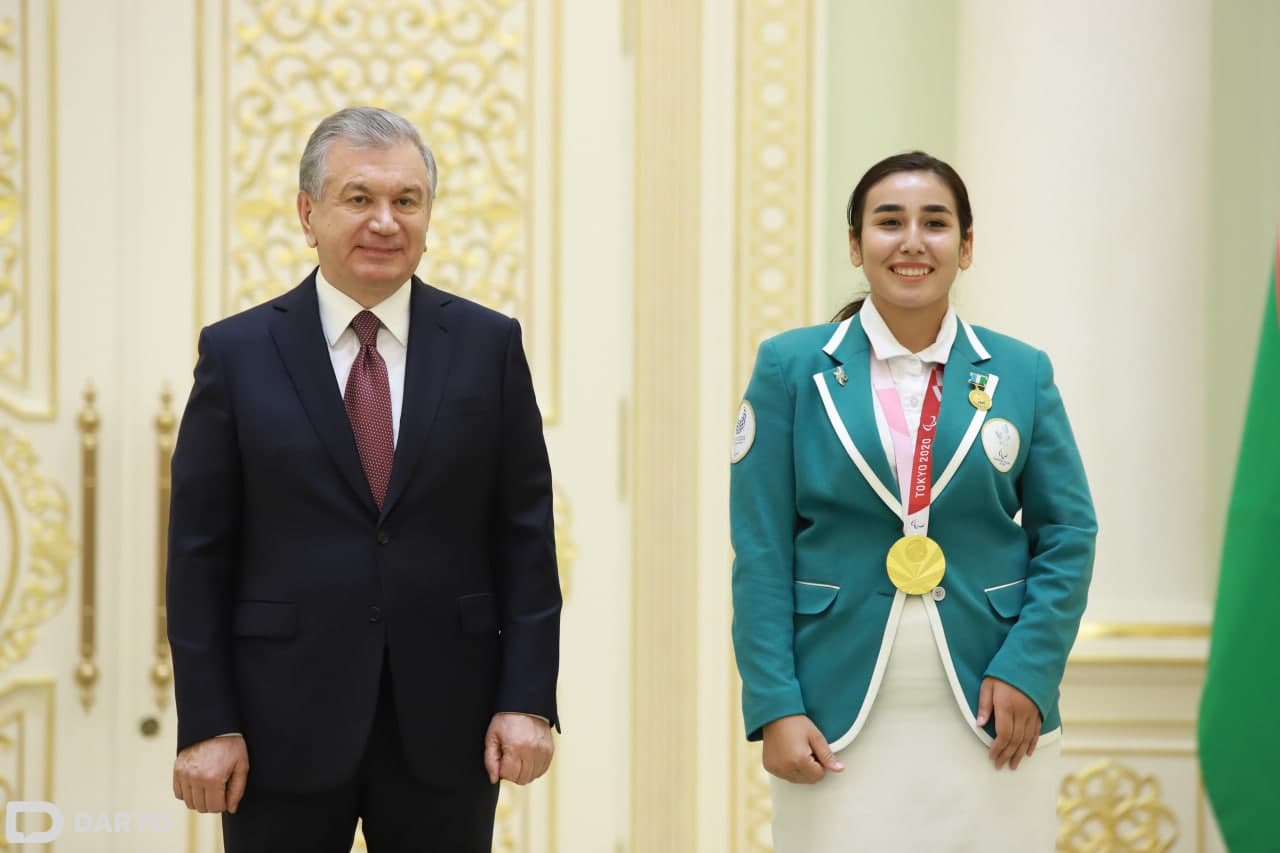 Shavkat Mirziyoyev va parataekvondo bo‘yicha Paralimpiya chempioni Guljanoy Naimova