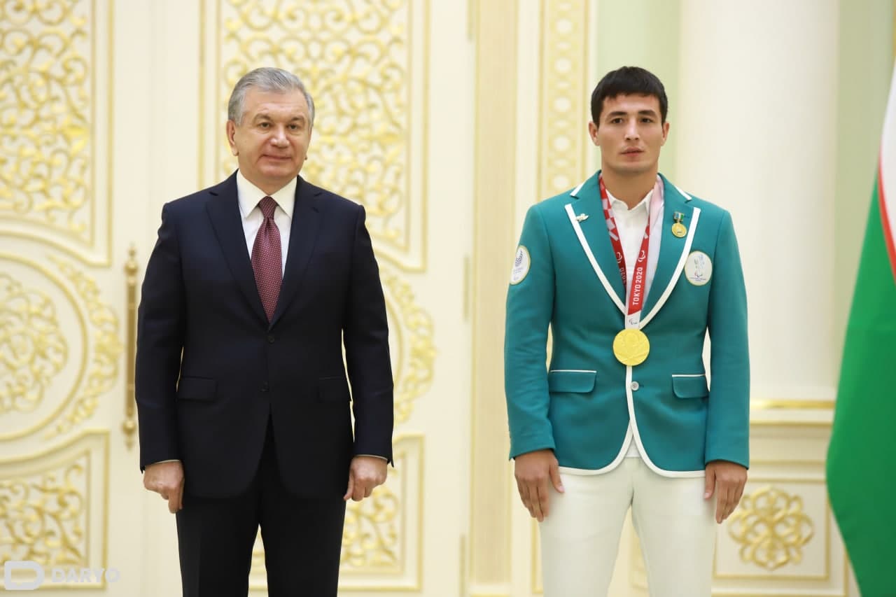Shavkat Mirziyoyev va paradzyudoda oltin medalni qo‘lga kiritgan Uchqun Quronboyev