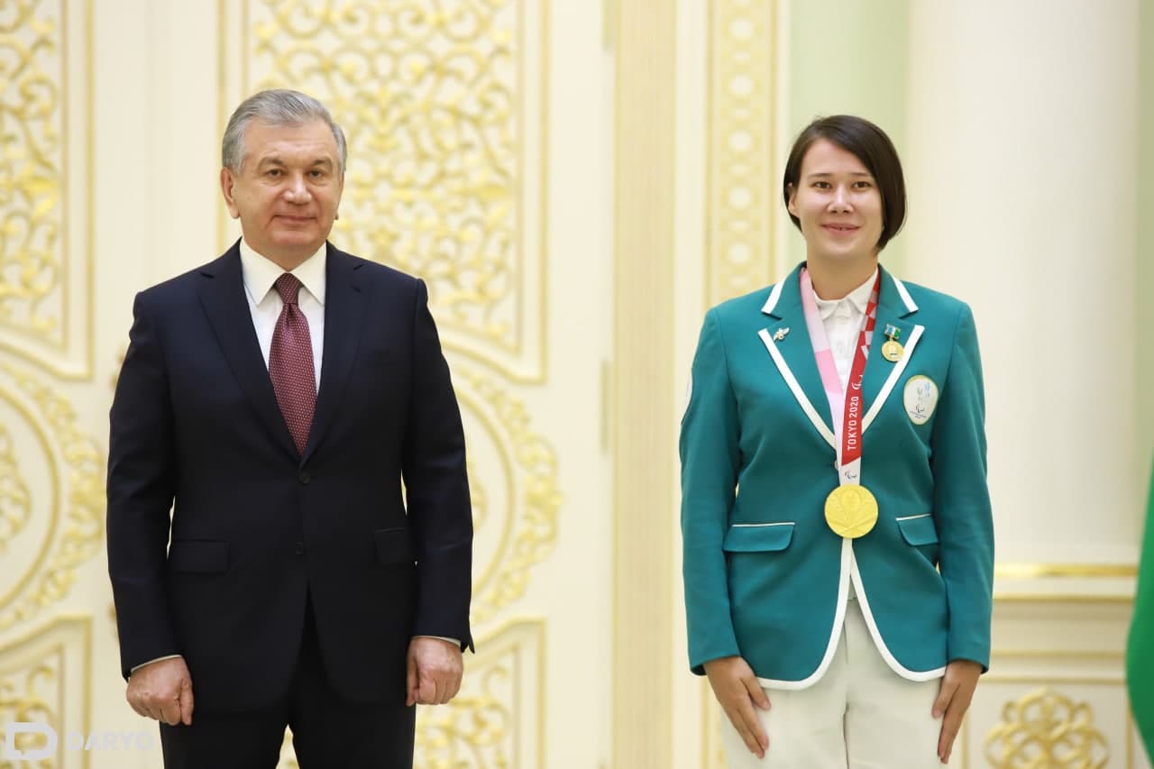 Prezident Paralimpiya chempioni Mohigul Hamdamova bilan