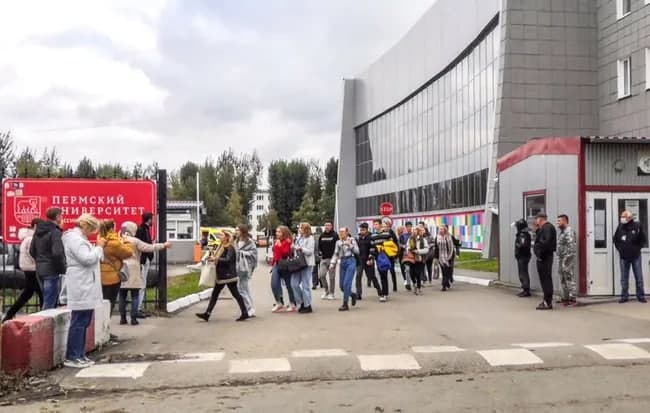 Perm universiteti kampusidan talabalar evakuatsiya qilinmoqda.