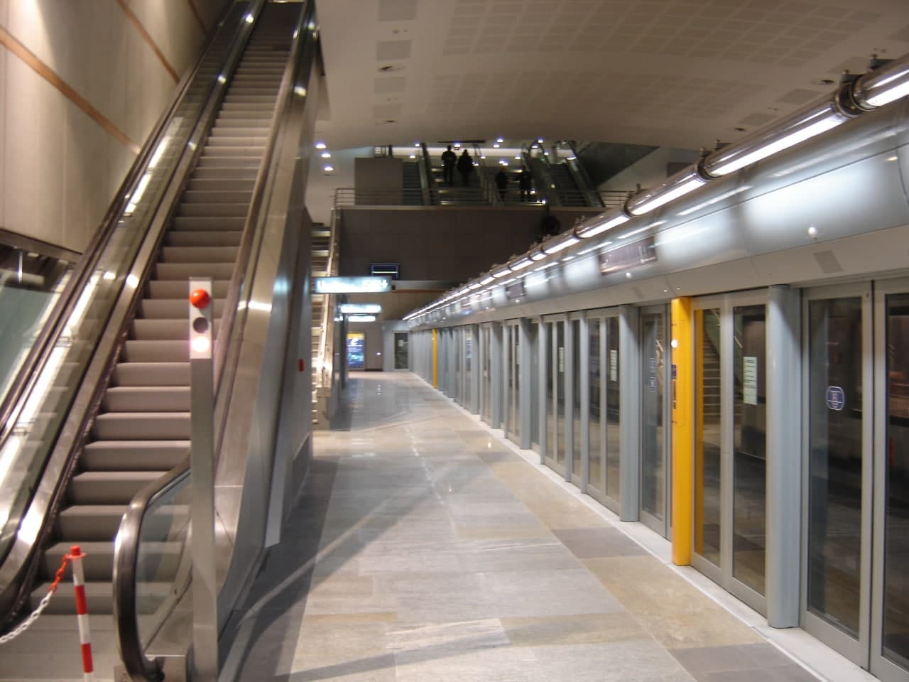 Turin (Italiya) metrosidagi himoya ekrani.