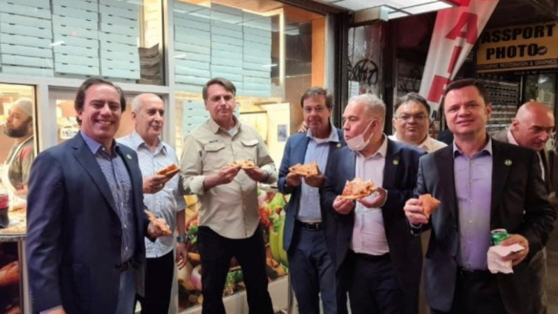 Бразилия президенти Жаир Болсонару (чапдан учинчи) бир қатор сиёсатчилар билан Нью-Йоркда БМТ Бош Ассамблеяси олдидан пицца емоқда.