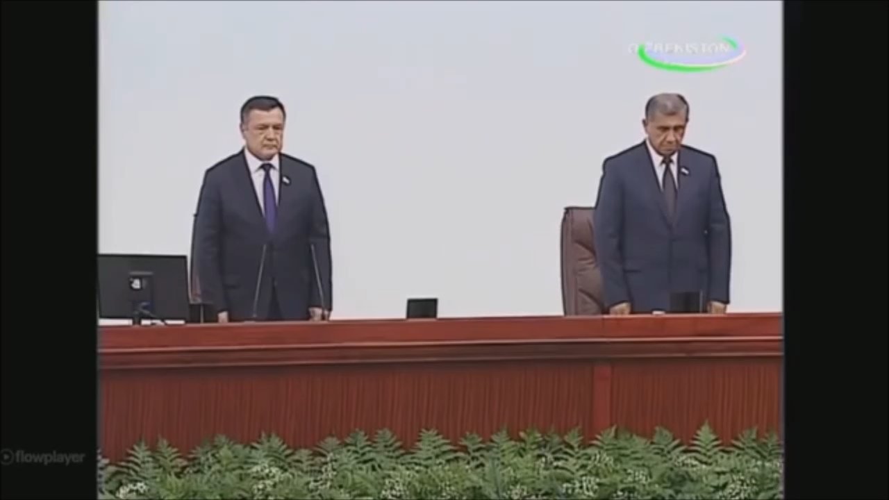Majlis qatnashchilari Islom Karimov xotirasi uchun sukut saqlamoqda.