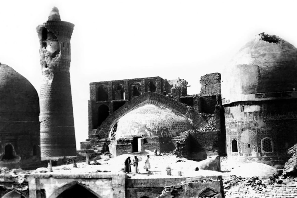 Bolsheviklarning snaryadlari va bombalari sabab vayron bo‘lgan Mir Arab madrasasi, orqa fonda Minorai Kalon, 1920-yil, sentabr.