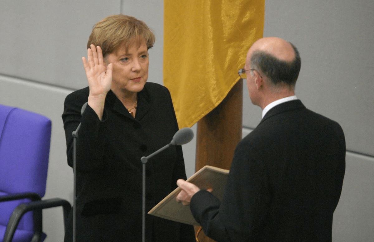 Angela Merkel kansler lavozimini qabul qilib olmoqda