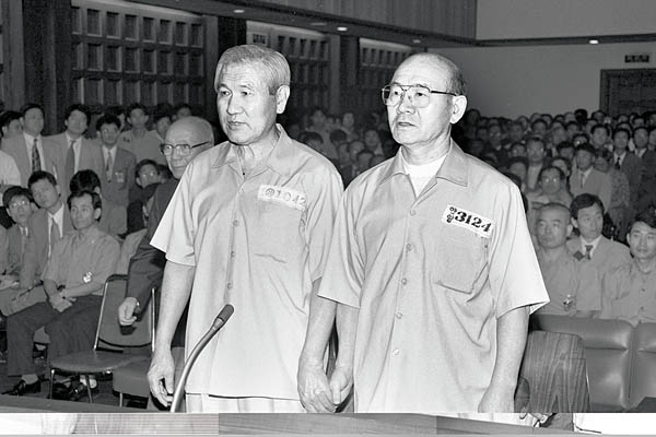 Sobiq prezidentlar Chon Du Xvan (o‘ngda) va Ro Du Vu 1996-yilgi sud jarayonida