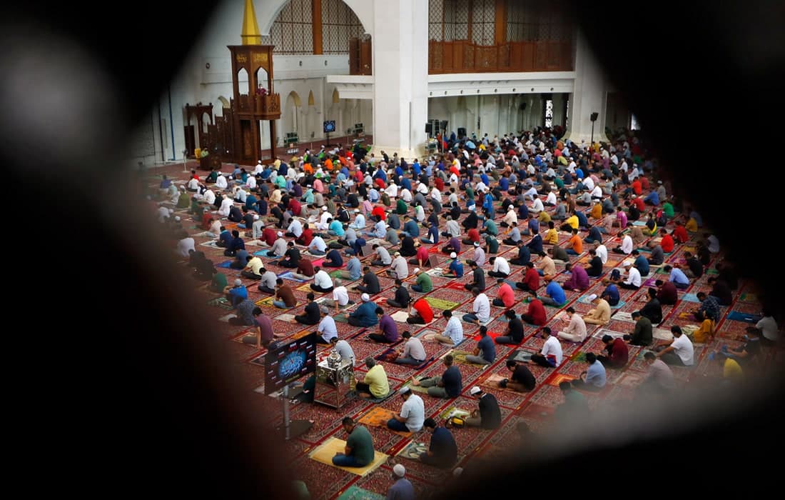 Malayziya hukumati musulmonlarga 1,5 metrlik ijtimoiy masofani saqlagan holda, masjidlarda juma namoziga qatnashishlari uchun ruxsat berdi.