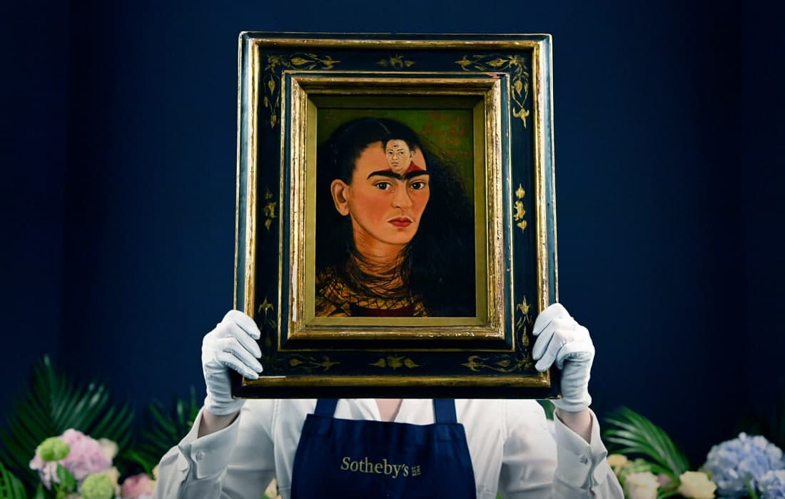 Sotheby’s kimoshdi savdosi uyida Frida Kahloning “Diego va men” nomli avtoportreti sotuvga qo‘yildi. Surat 30 million dollarga baholanmoqda.