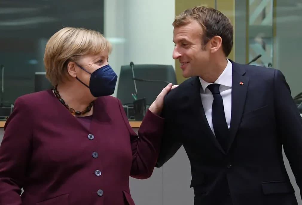 Европа Иттифоқи раҳбарлари саммитининг иккинчи кунида Ангела Меркель Франция президенти Эммануэль Макрон билан саломлашмоқда.