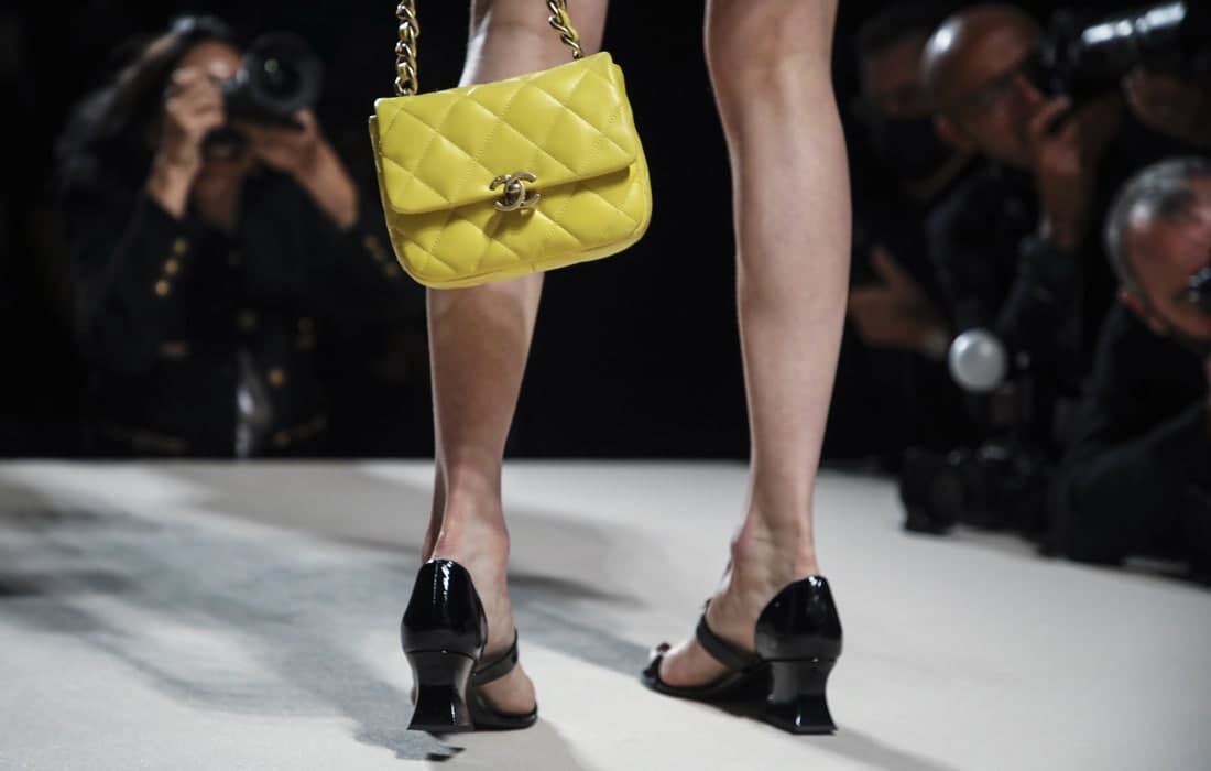 Parij moda haftaligida Chanel bahor—yoz mavsumi uchun atalgan kolleksiyasini namoyish etmoqda.