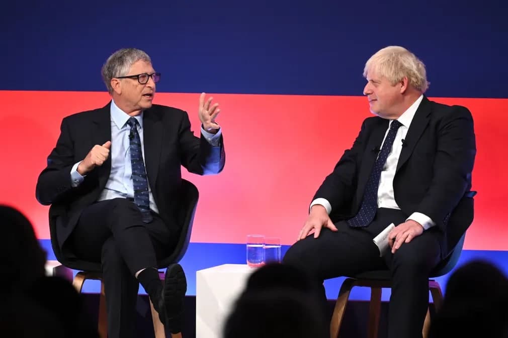Буюк Британия бош вазири Борис Жонсон Лондондаги Илмий музейда Глобал инвестиция саммити пайтида Билл Гейтс билан суҳбатлашди.