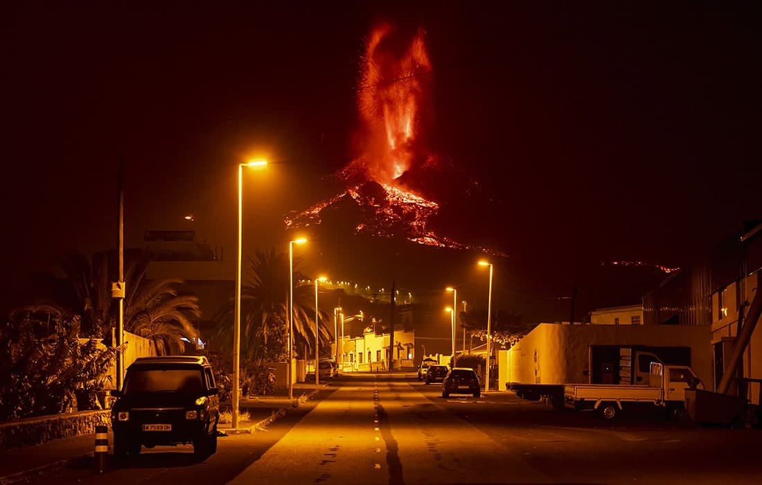 Испаниянинг Палма оролида Кумбре-Виэҳа вулқони лава отишда давом этмоқда.