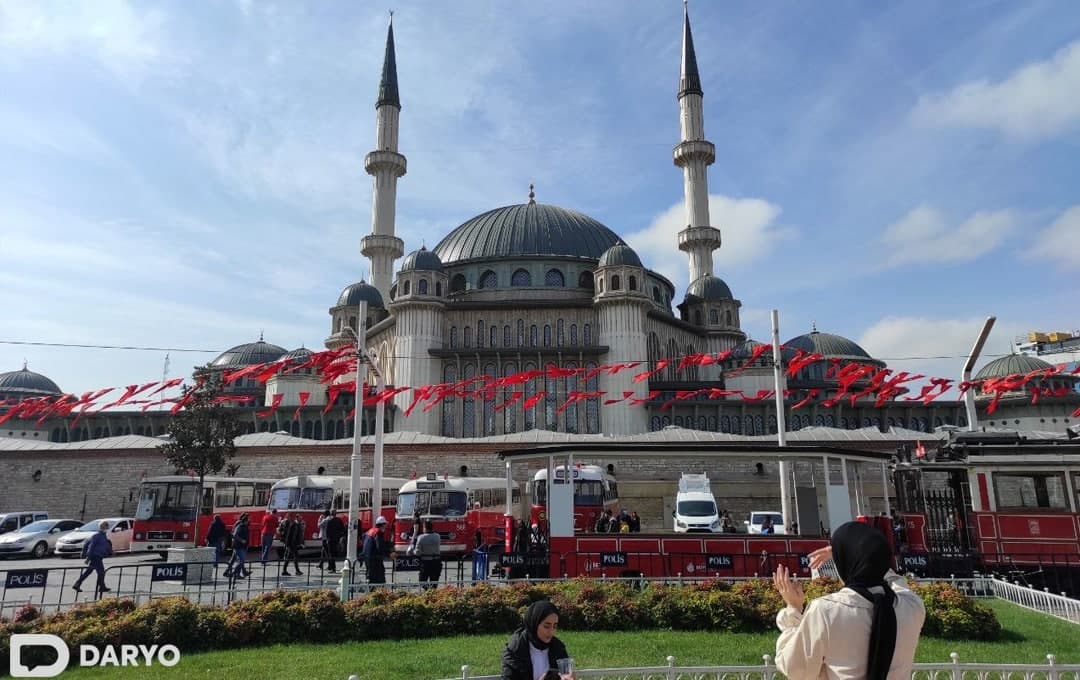 Istanbulning eng mashhur joylaridan bo‘lgan Taksim maydonidagi “Taksim” masjidi.