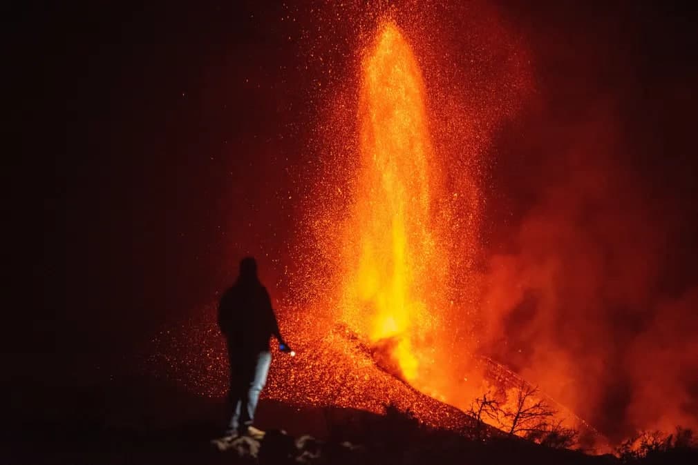 Ispaniyaning Palma orolida Kumbre Vyexa vulqonidan otilishda davom etayotgan lava.