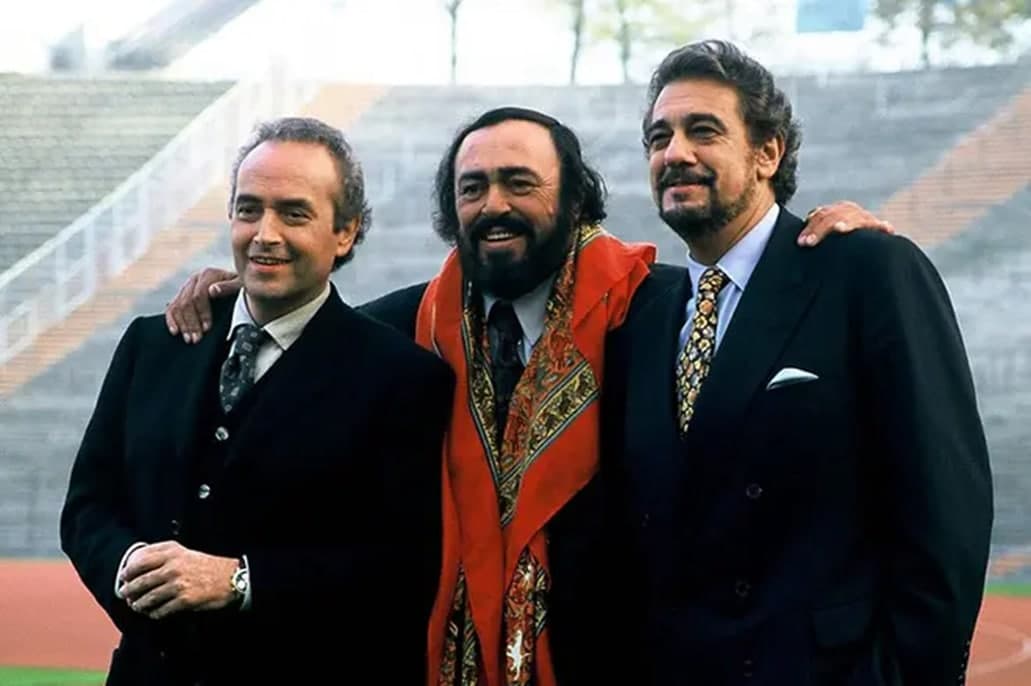 Plasido Domingo (o‘ngda), Luchano Pavarotti (o‘rta), Xose Karreras (chapda)