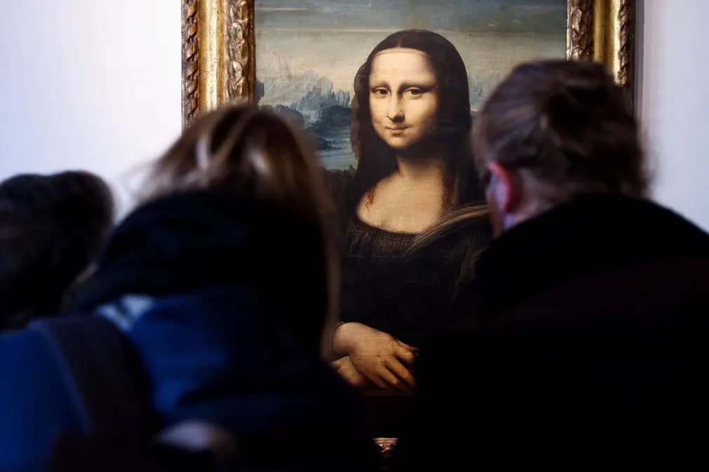 Leonardo da Vinchining “Mona Liza” asarining 1600-yillarda chizilgan nusxasini Bryusseldagi Artcurial auksionida tomosha qilayotgan ayollar.