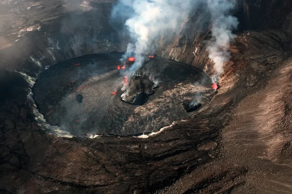 Гавайидаги Килауэа вулқони чўққисидаги Ҳалемаумау кратерида лава отилишидан кейин тутун кўтарилди. Кратерда кўплаб фаол лава фавворалари кўринмоқда.