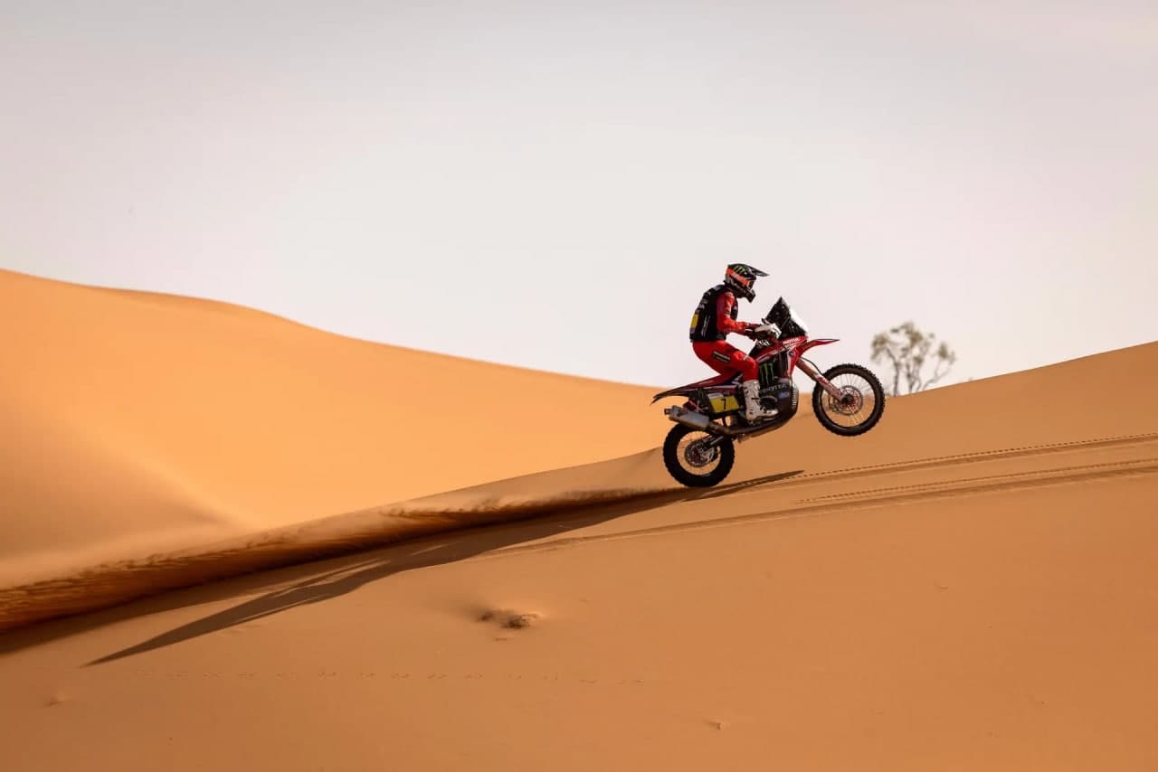 2021-yilgi Marokash rallisida qatnashayotgan chililik motopoyachi Pablo Kintanilya.