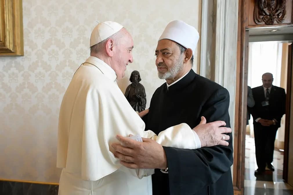 Vatikanda Papa Fransisk misrlik islomshunos olim va al-Azhar masjidining katta imomi Shayx Ahmad at-Tayibni “Imon va fan” tadbirida kutib olmoqda.