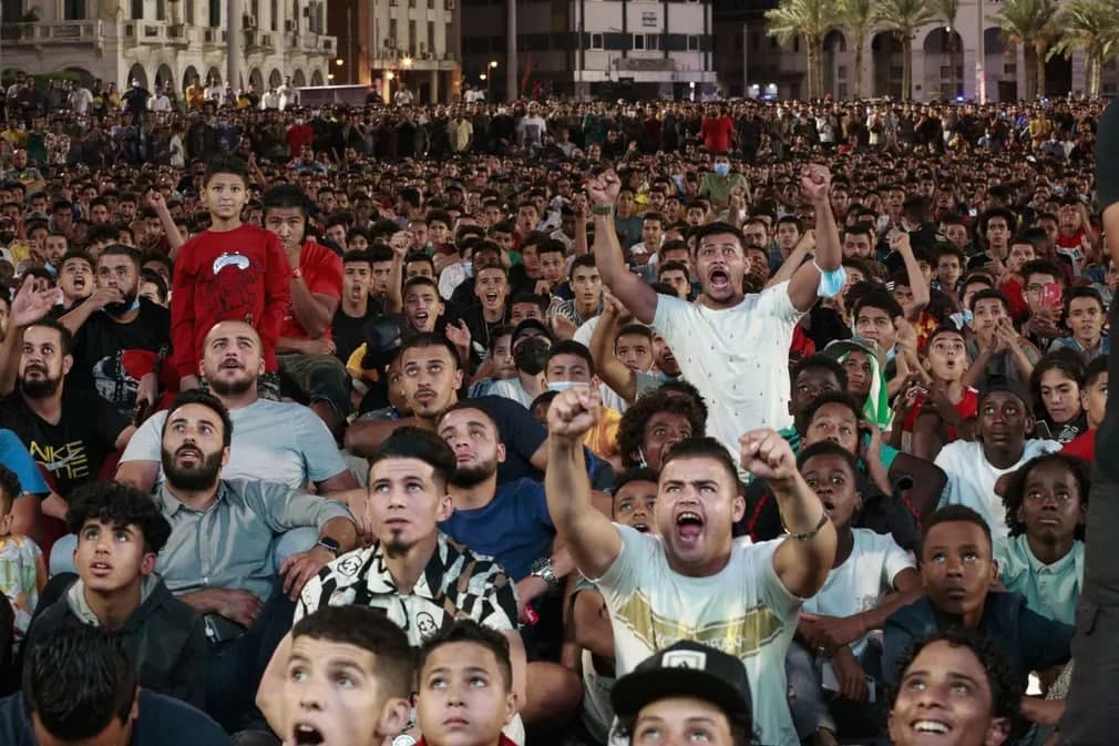 Tripolida futbol muxlislari Liviya va Misr o‘rtasidagi 2022-yilgi Jahon chempionatining saralash o‘yinini tomosha qilmoqda.