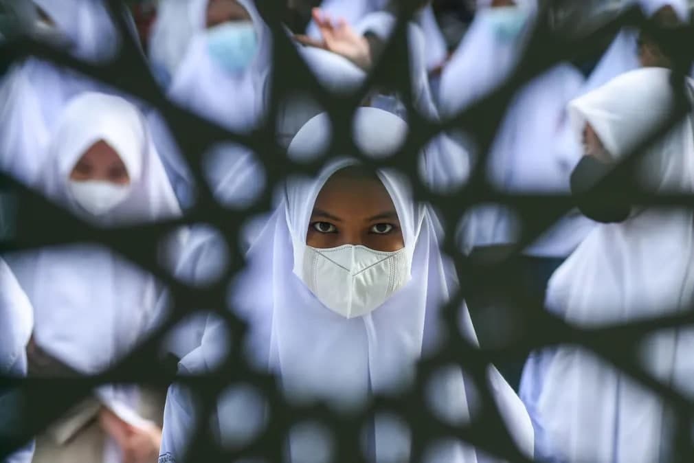 Indoneziyada koronavirus cheklovlari yumshatilgandan keyin talabalar madrasalarga qaytadi.