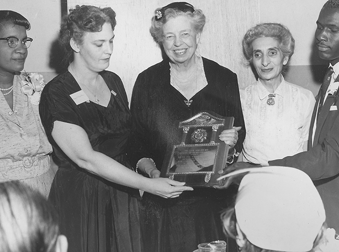 Eleanora Ruzvelt erishgan yutuqlari uchun taqdirlanmoqda, 1945-yil oxiri