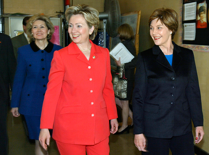Ҳиллари Клинтон Нью-Йорк штати сенатори ва АҚШнинг янги биринчи хоними Лора Буш билан, 2002 йил
