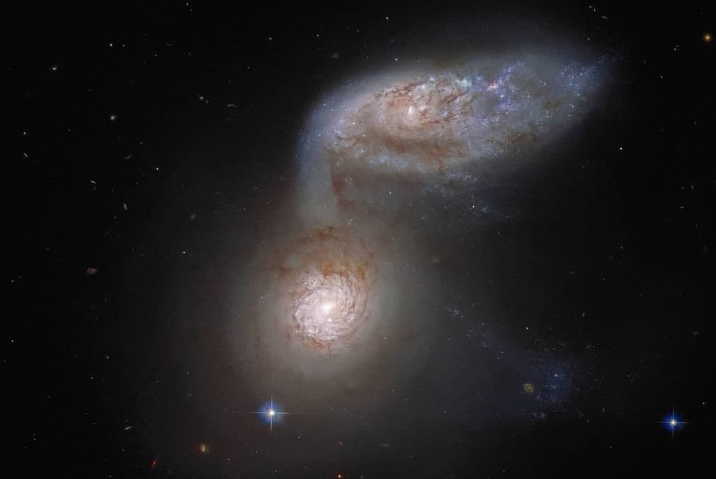Raqs tushayotgan galaktikalar. Xabbl kosmik teleskopi Yerdan 100 million yorug‘lik yili uzoqlikda joylashgan NGC 5953 va NGC 5954 spiral galaktikalarini suratga oldi. Astronomlarning fikricha, bir biriga yaqinlashib kelayotgan ikkita galaktikaning o‘zaro tortishish kuchi uzoq kelajakda yangi elliptik galaktikaning paydo bo‘lishiga olib keladi.