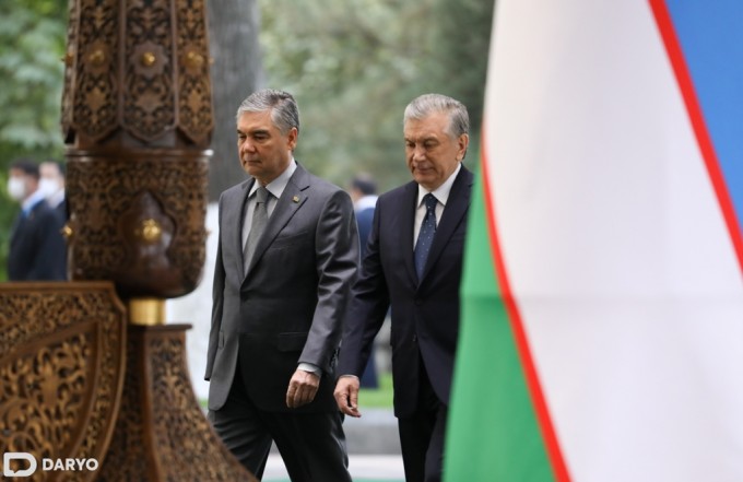 O‘zbekiston Prezidenti Shavkat Mirziyoyev va Turkmaniston prezidenti Gurbanguli Berdimuhamedov kirib kelishmoqda.
