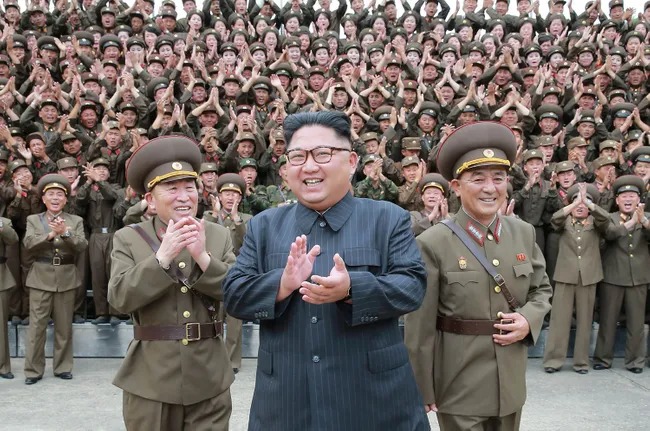 Kim Chen In Koreya xalq armiyasining strategik kuchlari qo‘mondonlik punktini ko‘zdan kechirmoqda. 2017-yil 14-avgust