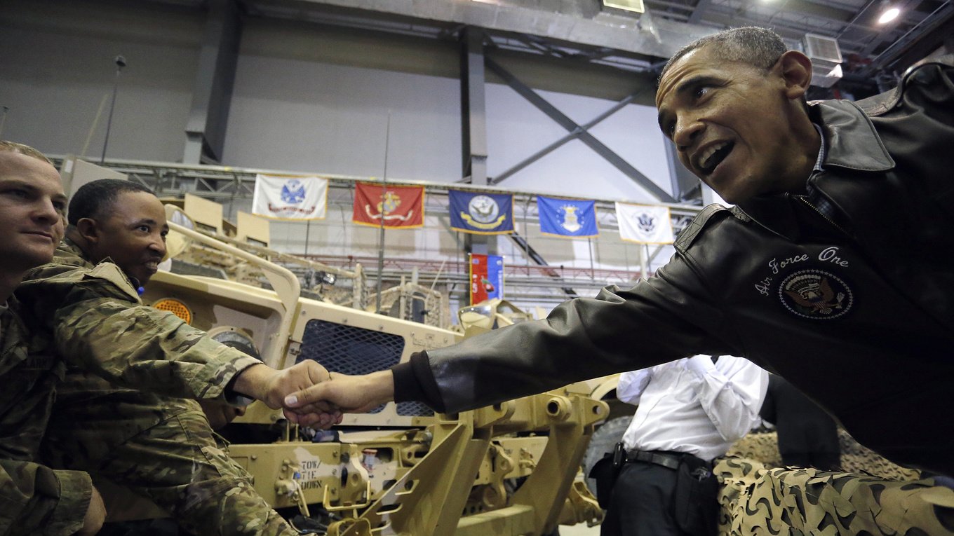 Bagram aviabazasidagi nutqdan so‘ng askarlar bilan qo‘l berib ko‘rishayotgan Obama