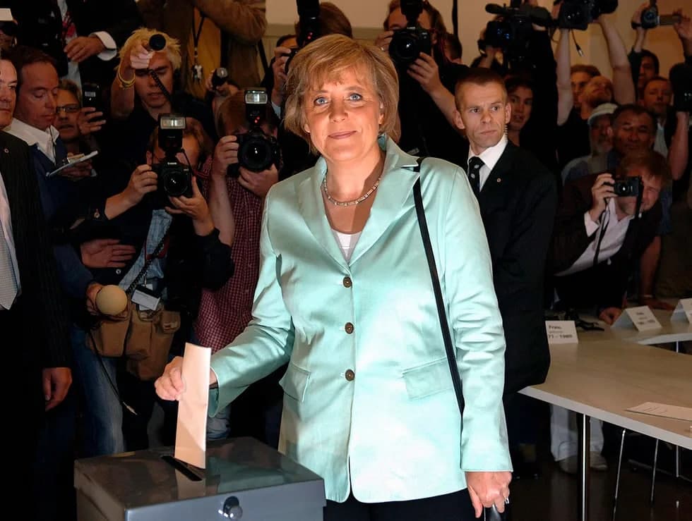 Xristian-demokratlar ittifoqining to‘laqonli yetakchisi Angela Merkel 2005-yil 18-sentabrda bo‘lib o‘tgan saylovlarda ovoz bermoqda. Ushbu saylovdagi g‘alaba natijasida u mamlakat hukumatini boshqardi va keyingi 16 yil davomida kansler bo‘lib qoldi.