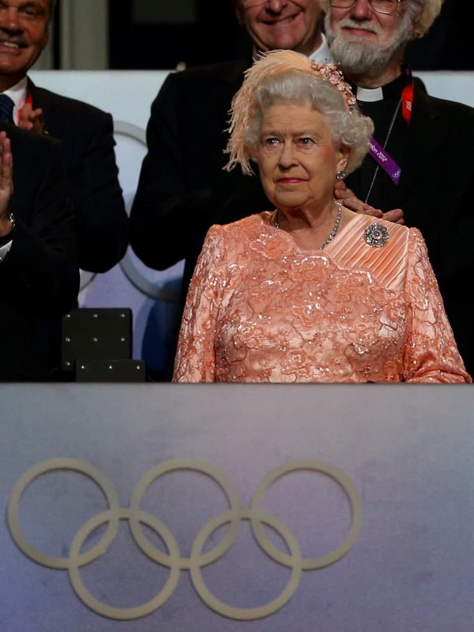 Yelizaveta II 2012-yil 27-iyulda Londondagi bo‘lib o‘tgan Olimpiya o‘yinlarining ochilish marosimida
