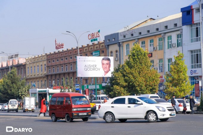 Milliy tiklanish partiyasi nomzodi Alisher Qodirovning Andijon shahri, Bobur shoh ko‘chasidagi “Yangi bozor” hududidagi targ‘ibot banneri.