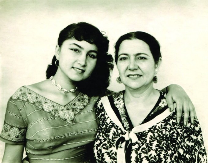 Maryam Yoqubova qizi Tamara bilan. 1960-yillar