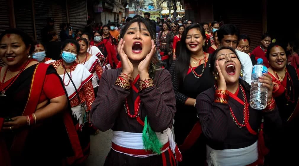 Neuar etnik jamiyati ayollari Nepaldabi milliy bayram – Sambatning 1142 yilligi sharafiga o‘tkazilgan madaniy mitingda ishtirok etmoqda.