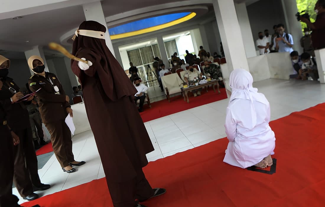 Indoneziyaning Banda Ache shahrida shariat politsiyasi islom qonunlarini buzgan fuqaroni jazolamoqda.
