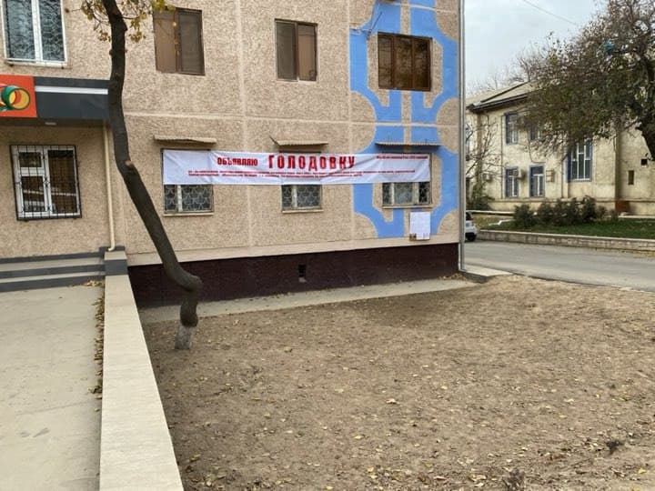 Toshkent shahri Gulobod ko‘chasida ota bolalari undan uyni tortib olishmoqchiligi sabab ochlik e’lon qildi.