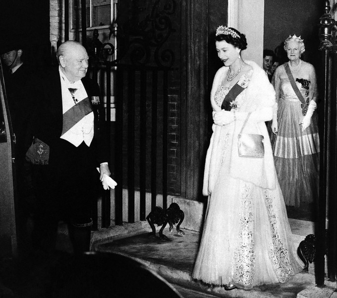 Уинстон Черчилль қиролича Елизавета II билан