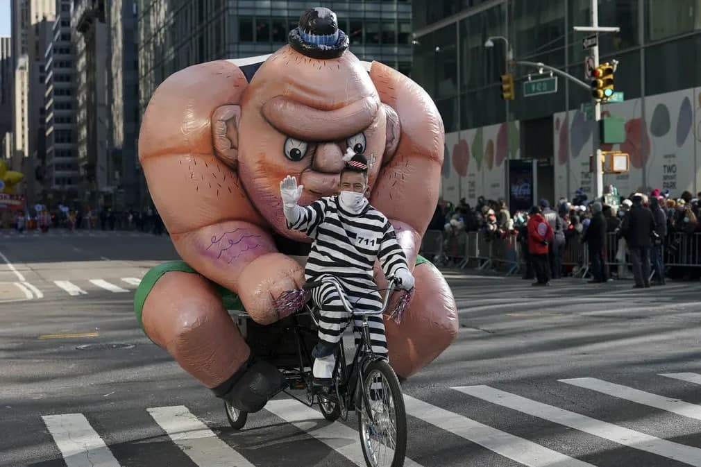 Нью-Йоркнинг Олтинчи авеню кўчасида Macy’нинг Шукрона куни парадида намойиш этилган «Қўпол йигит» номли шар.