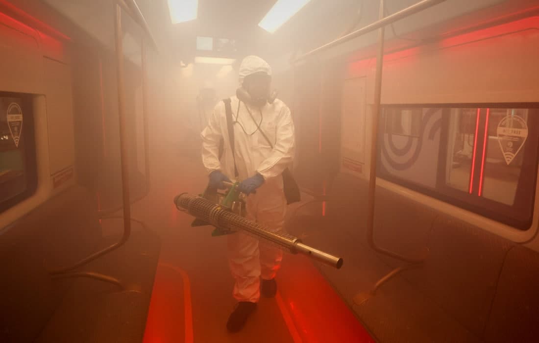 Москванинг «Солнцево» депосида метро вагонларини дезинфекция қилиш жараёни.
