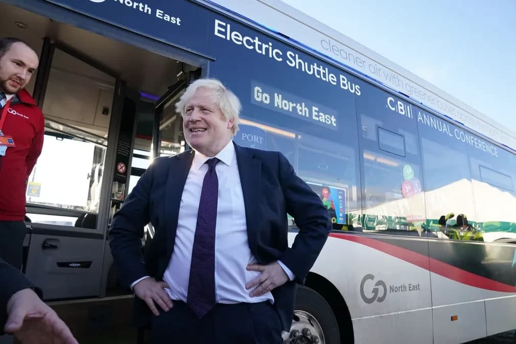 Boris Jonson CBI yillik konferensiyasida nutq so‘zlaganidan keyin jo‘nab ketayotgan yangi elektr avtobusini ko‘zdan kechirdi.