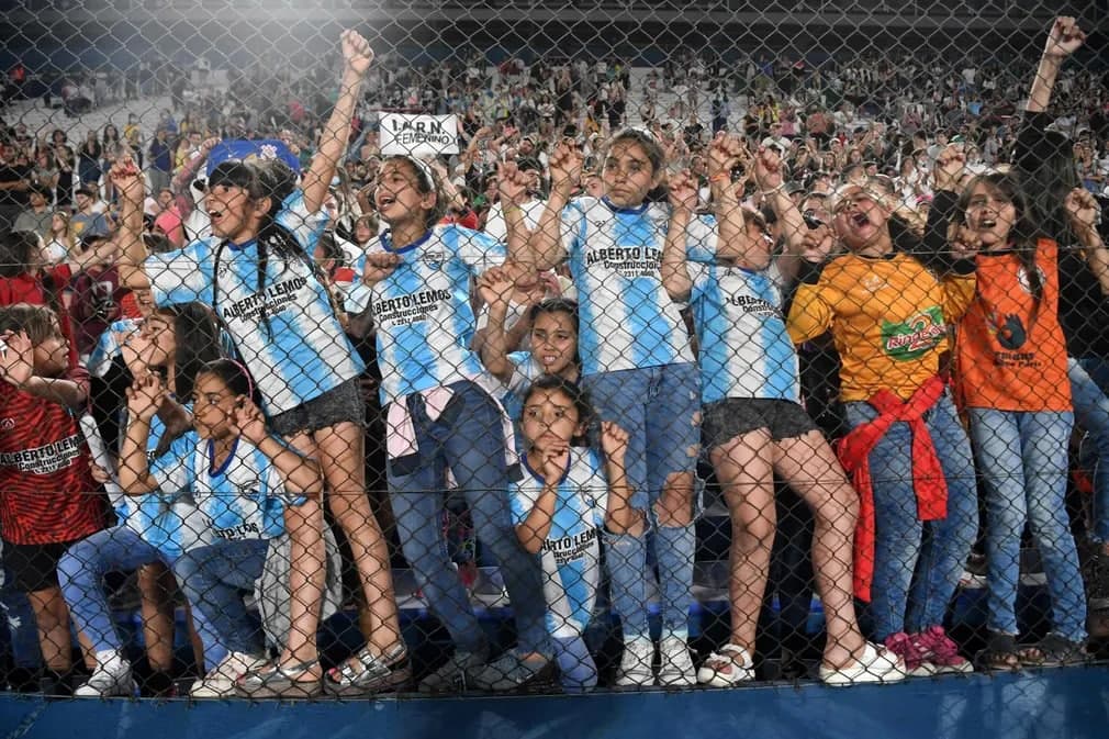 Уругвайда ўтган аёллар ўртасидаги Libertadores кубоги финалида Бразилиянинг «Korintians» жамоаси Колумбиянинг «Santa Fe» жамоасини мағлуб этганидан кейин стадион томонига қараб турган қизлар.