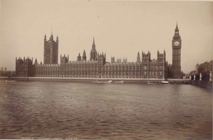 Temza daryosi bo‘yida joylashgan Britaniya parlamenti binosi